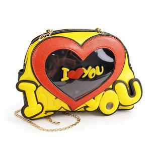 กระเป๋าสะพายข้าง I Love You Ita สำหรับผู้หญิงและเด็กผู้หญิง ดีไซน์รูปหัวใจพร้อมช่องใส สายโซ่สะพายไหล่ สำหรับโชว์เข็มกลัดอนิเมะและใช้ในชีวิตประจำวัน - Product Image 4