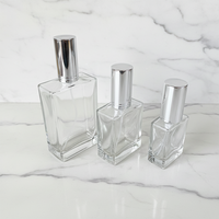 Flacons de parfum de luxe personnalisables en verre carré, capacité de 50 ml, design rechargeable avec bouchon compte-gouttes et givrage sérigraphié