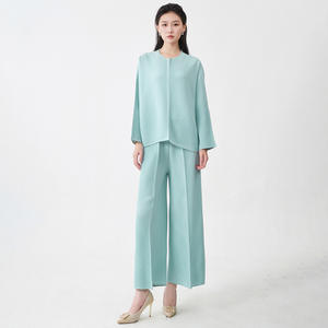 Camiseta Casual de Manga Larga con Cuello Redondo y Pliegues Texturizados para Mujer, Corte Regular, Verano/Invierno, 100% Poliéster, Ecológica y Moderna - Product Image 6