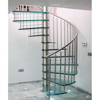 Escalier droit moderne Prima avec colonne centrale en acier inoxydable, marches en verre, écologique et durable pour villa, intérieur de luxe