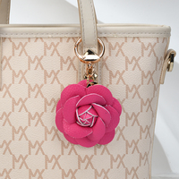 Porte-clés synthétique élégant et charmant en cuir PU avec fleurs de camélia, breloque de luxe pour femmes, pour clés de voiture et sacs