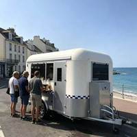 Food Truck de Restauration Rapide et de Boissons, Mobile, Disponible à la Vente Immédiate, Personnalisable.