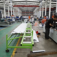 Ligne de production de portes à enroulement en mousse PU, machine de formage de rouleaux de lames isolées pour volets roulants avec découpe en vol
