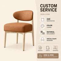 Chaise de salle à manger rembourrée sans accoudoirs avec dossier incurvé ouvert, pieds en bois massif, assise aspect cuir cognac, pour la maison ou le café