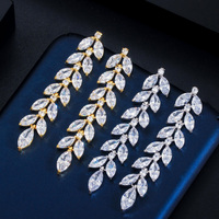 Boucles d'oreilles charmantes en zircon cubique, longues boucles d'oreilles pendantes en cristal en forme de feuille pour femmes, banquet, fête, bijoux en CZ avec plaqué or