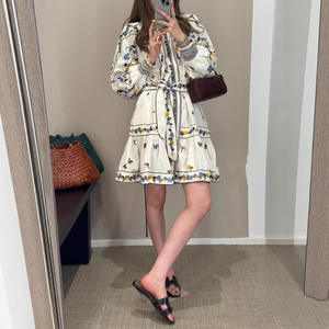 เดรสสั้นผ้ารามีสไตล์ลำลองหรูหราสำหรับผู้หญิง งานปักแน่นระดับไฮเอนด์ คอตั้ง ทรงเอ ช่วยเก็บหน้าท้อง ผูกเอว - Product Image 4