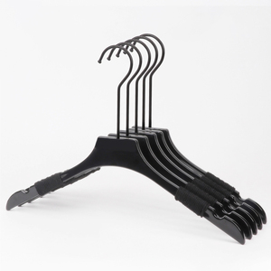 <span class=keywords><strong>Cintres</strong></span> en acrylique noir personnalisés avec logo, bandes antidérapantes et pinces à pantalon pour hôtels et boutiques (vente en gros) - Product Image 2