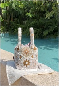 Sac à main de luxe au design unique, brodé de perles, fait main, pour femmes, idéal pour les mariages et les festivals, disponible à la vente - Product Image 2