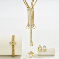 Nouvelle collection de bijoux minimalistes et élégants avec incrustations de diamants : collier ras du cou, bracelet, boucles d'oreilles et bague.