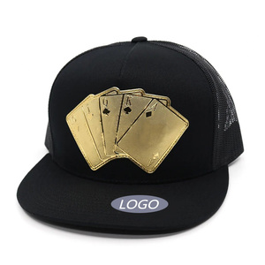 Baraja De Oro Gorra Plana Negra con Parche de Cuero Estampado de Cartas de Póker, Gorra Trucker al por Mayor - Product Image 2