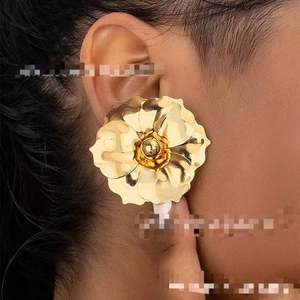 Pendientes Largos Bohemios Dorados de Moda, Novedad 2024, Venta al por Mayor, Textura Metálica Retro, Geométricos, Chapados en Rodio, con Forma de Flor, para Regalo - Product Image 1
