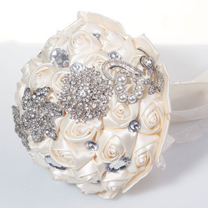 Bouquet de Mariée Luxueux et Élégant en Cristal de Rose Effet Cascade avec Diamants pour Arrangement Floral Nuptial - Product Image 4