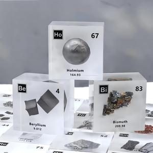 Bloc de résine avec éléments métalliques de la table périodique, présentoir en acrylique pour l'éducation et la collection - Product Image 2