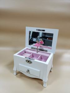 Caja de Música de Madera de Alta Calidad con Diseño Personalizado en Color Rosa/Blanco - Product Image 5