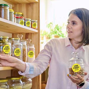 Étiquettes adhésives permanentes jaunes de 2 pouces à points ronds pour le contrôle des stocks alimentaires en restauration et cuisine (instruments bruts) - Product Image 2