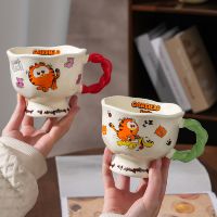 Article de collection : Tasse en céramique Garfield Family avec glaçure brillante et poignée colorée, idéale pour les fans.
