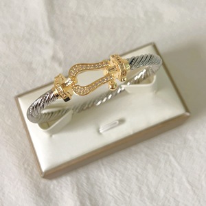 Bracelet en fil d'acier inoxydable torsadé <span class=keywords><strong>Fred</strong></span> avec fermoir fer à cheval et diamants entièrement sertis, plaqué or 18 carats, vente en gros, bijoux pas chers - Product Image 6