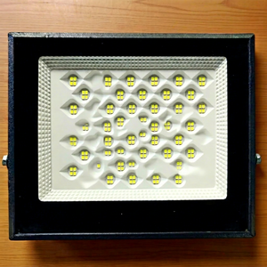 Reflector LED Solar de 150W, IP67, Cuerpo de Aluminio, CRI85, Ángulo de Haz de 120°, 5000K, Luz Diurna, Uso en Jardín, CE, Alta Eficiencia, Alto Brillo - Product Image 1