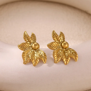 Pendientes de Botón con Forma de Hoja Elegantes, Diseño de Acero Inoxidable Chapado en Oro para Mujer, Joyería Ligera para Uso Diario y de Noche - Product Image 4