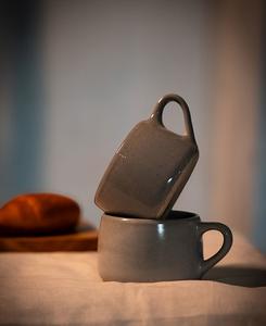 Taza de Café de Cerámica Hecha a Mano, Apta para Microondas, Color Gris Craquelado, Interior con Esmalte Azul, Personalizable con Logotipo para Venta al Por Mayor - Product Image 1