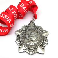 Médaille commémorative en alliage de zinc moulé sous pression, finition argent antique, avec portrait en relief 3D et ruban rouge imprimé sur mesure