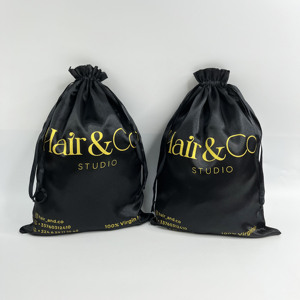 Sacs à cordon en satin noir personnalisés avec impression dorée - Emballage de luxe pour extensions de cheveux et perruques - Product Image 3