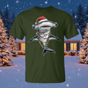 Camiseta navideña con diseño de tiburón martillo y sombrero navideño - Product Image 3