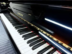 Piano droit d'occasion MC301 (Clavier et plancher acoustique en bois massif, style mécanique, 88 touches) (Fabriqué au Japon) - Product Image 4