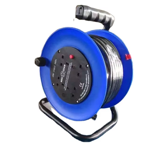 Enrouleur de câble électrique rétractable avec prise UK, longueur <span class=keywords><strong>25m</strong></span>, 4 prises IEC, poignée de transport, indice de protection IP23, 13A - Product Image 1