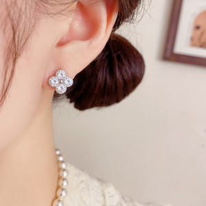 Resoul Orecchini a Trifoglio alla Moda in Ottone Placcato Oro, Set di Orecchini con Zirconia per Donne, Vendita all'Ingrosso per Feste - Product Image 4