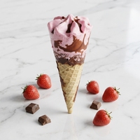 Cornet de glace à la fraise miniatures avec enrobage chocolaté, saveur fruitée authentique et cornet croustillant