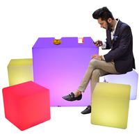 Set Moderno di Sedia e Tavolo LED a Cubo, Ricaricabile, Impermeabile IP65, in Plastica PE, Seduta Luminosa Cambia Colore per Bar e Lounge all'Aperto