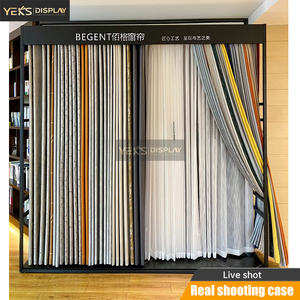 Yeks Tùy Chỉnh Hiện Đại Kim Loại Nhúng Treo Hình Nền Rèm Hiển Thị Đứng Kệ Cho Showroom Phòng Triển Lãm Giải Pháp - Product Image 1