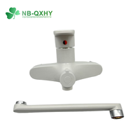 Mitigeur monocommande blanc mural chromé poli pour baignoire et douche avec barre coulissante moderne et élégante