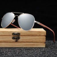 Nouvelles lunettes de soleil polarisées spécialisées personnalisées pour hommes lunettes de soleil à monture en acier inoxydable avec bras en bois optique