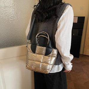 Sac fourre-tout matelassé léger et personnalisé pour femme, petit sac bandoulière en nylon style puffer, vente chaude - Product Image 2