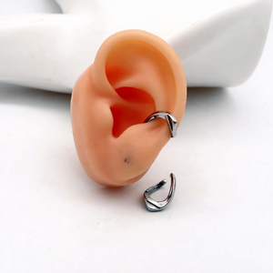 ต่างหูแบบหนีบสำหรับผู้ชาย ทำจากสแตนเลส 316L ป้องกันการแพ้ ดีไซน์เกลียวเรขาคณิต ไม่ต้องเจาะหู แบบหนีบเรียบง่าย สีเงินขัดเงา - Product Image 3