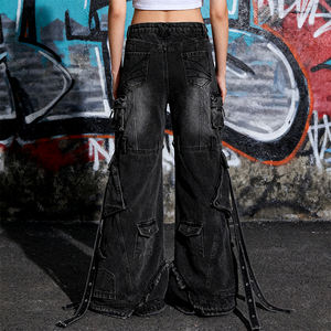 جينز عالي الجودة بالجملة مخصص بخصر مرتفع وقصة واسعة مع جيوب جانبية وأشرطة وشراشيب، مصنوع من القطن 100٪ بغسيل فاتح - Product Image 3