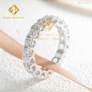 Bague éternelle en argent 925 plaqué or blanc avec sertissage à griffes, diamant moissanite rond VVS1 de 4 mm, prête à être expédiée - Product Image 5