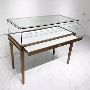 Design di Arredamento per Gioiellerie, Vetrina Espositiva in Vetro Dorato, Bancone Espositivo Personalizzato per Negozi di Gioielli - Product Image 1