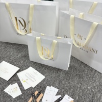Sac shopping élégant en papier blanc avec logo personnalisé en feuille d'or, poignée en ruban robuste, sac cadeau pour bijoux, mode et vente au détail haut de gamme