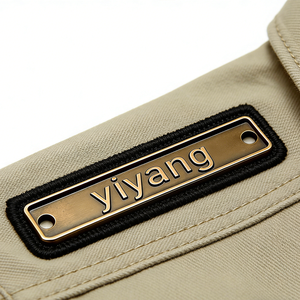 Accessoires pour sacs à vêtements : Étiquette métallique personnalisée avec logo de marque doré pour vêtements - Product Image 6