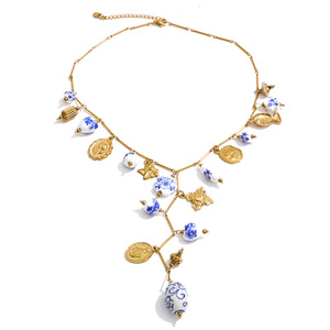 JINYOU 4586 Collana con Ciondolo in <span class=keywords><strong>Acciaio</strong></span> Inossidabile Placcato Oro con Perline in Ceramica Blu Floreale Bohemien e Charm Multiplo a Moneta Angelo - Product Image 1