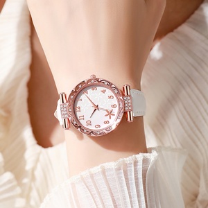 Reloj de cuarzo para mujer, correa de cuero, esfera floral, reloj de pulsera con diamantes de imitación para mujer, estilo elegante - Product Image 2