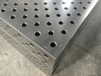 Table de soudage de précision en fonte, plateforme flexible tridimensionnelle avec dispositifs de fixation et serre-joints