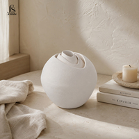 Vase à fleurs en céramique blanc mat Jossin Nordic, design sculptural en spirale superposée pour salon moderne et décoration intérieure