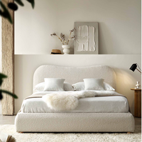Lit capitonné de luxe moderne avec tête de lit incurvée en bois, ottoman de rangement beige en bouclette et grand espace de rangement, mobilier de chambre