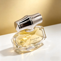 Flacon de parfum élégant à vaporisation fine 30ml 50ml, taille personnalisée, design carré transparent, pulvérisateur à pompe, capuchon argenté, boîte de 100 pièces