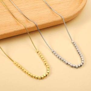 Collar de Cadena para Clavícula Minimalista Europeo Americano con Bolas Doradas, Unisex, para Uso Diario, Diseño Geométrico - Product Image 3