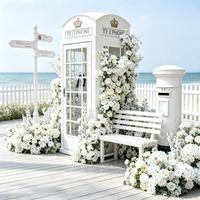Cabines téléphoniques londoniennes blanches en 5 parties avec boîte aux lettres et chemin de fleurs artificielles pour décoration de mariage